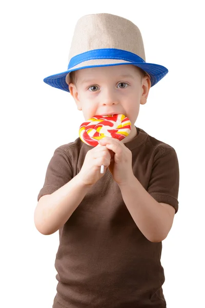 Kleine jongen likken lolly in een hoed — Stockfoto