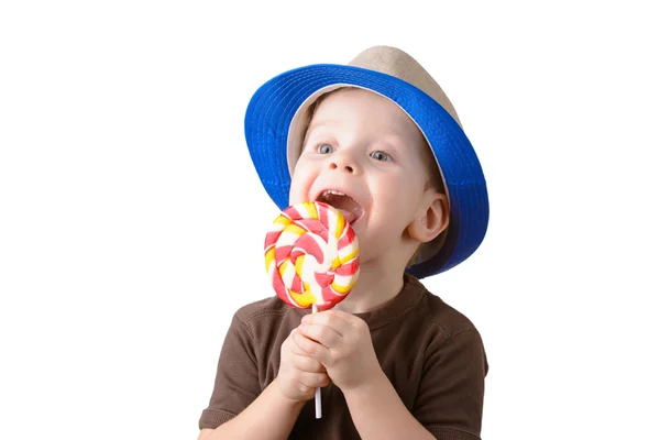 Pequeño chico lamiendo piruleta en un sombrero de primer plano — Foto de Stock