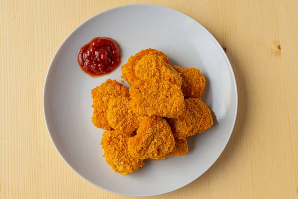 Csirke Medálok Fehér Tálcán Ketchuppal — Stock Fotó