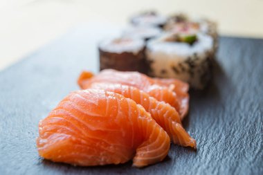 Suşi, uramaki, rulo ve sashimi..