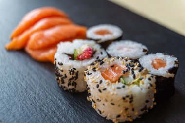 Suşi, uramaki, rulo ve sashimi..