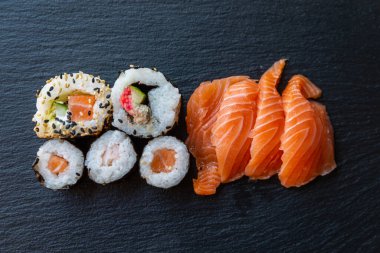 Suşi, uramaki, rulo ve sashimi..