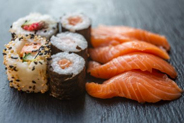 Suşi, uramaki, rulo ve sashimi..