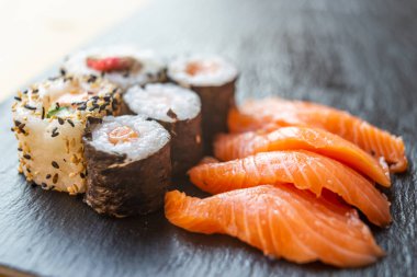 Suşi, uramaki, rulo ve sashimi..