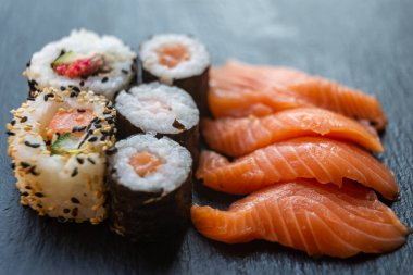 Suşi, uramaki, rulo ve sashimi..