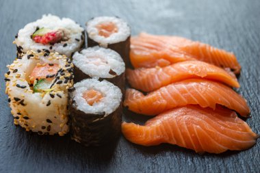 Suşi, uramaki, rulo ve sashimi..