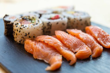 Suşi, uramaki, rulo ve sashimi..