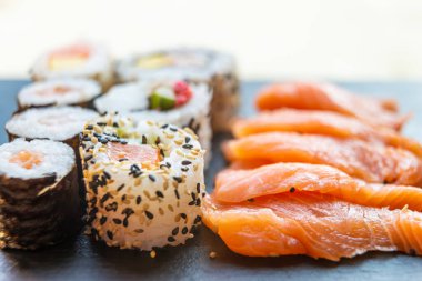 Suşi, uramaki, rulo ve sashimi..