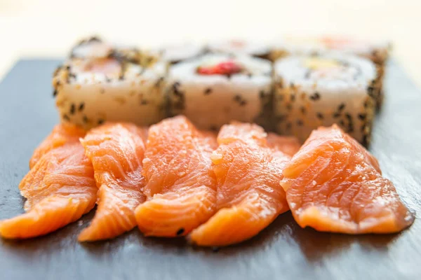 Suşi, uramaki, rulo ve sashimi..