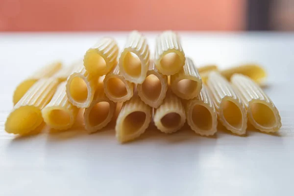 Pasta Rauw Penne Rigate Een Witte Houten Ondergrond — Stockfoto