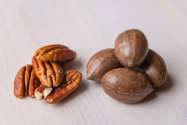 Vlašské Ořechy Ořechové Jádro Bílém Dřevěném Povrchu — Stock fotografie