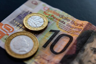 Üzerinde 1 ve 2 bozukluk olan 10 pound banknot. Brexit ve sterlin döviz kuru..