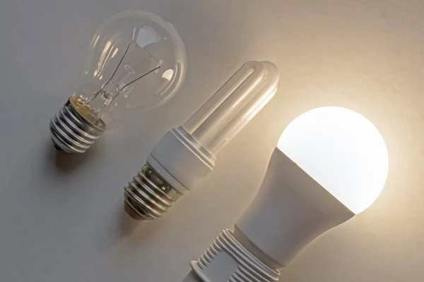 Glühbirne Leuchtstoffröhre Led Lampe Nebeneinander Technologische Entwicklung Der Glühbirnen — Stockfoto