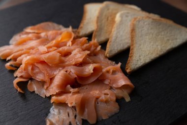 Tütsülenmiş somon ve ekmek dilimleri..