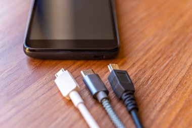 Mini usb, mikro usb, usb tip c eklentileri olan akıllı telefon; telefonu şarj etmek için prizler.