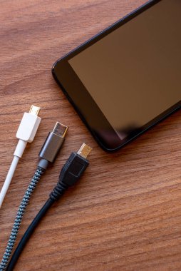 Mini usb, mikro usb, usb tip c eklentileri olan akıllı telefon; telefonu şarj etmek için prizler.