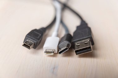 Mini USB, mikro USB ve USB tip-C bağlantı kabloları ile yakından fotoğraflanmıştır. USB konnektörlerinin evrimi ve değişimi.