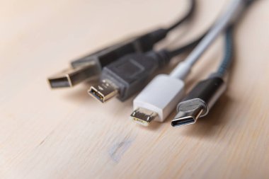 Mini USB, mikro USB ve USB tip-C bağlantı kabloları ile yakından fotoğraflanmıştır. USB konnektörlerinin evrimi ve değişimi.