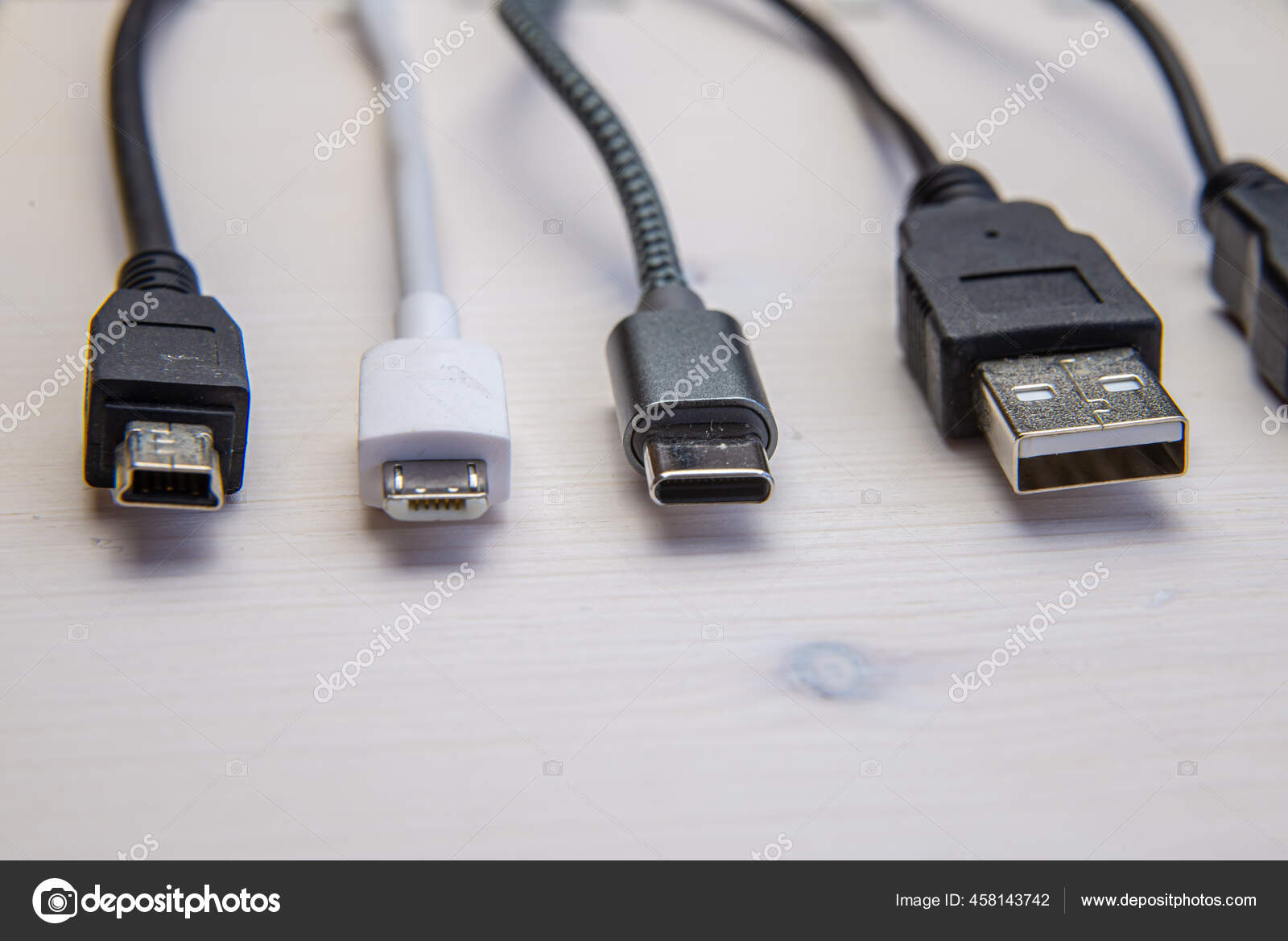 Vários Tipos Plugues Cabos Para Áudio Vídeo Computador Smartphone Conexões  — Foto © LeleMezzadri #458143742, image size:1600x1168