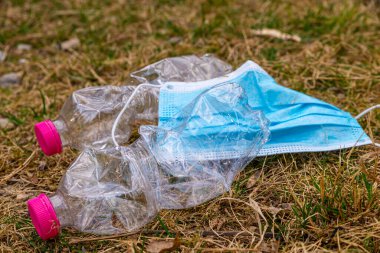 Suda yüzen bir derenin yatağına atılmış plastik şişeler. Su kirliliği.