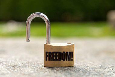 Açık asma kilit, siyah harflerle 