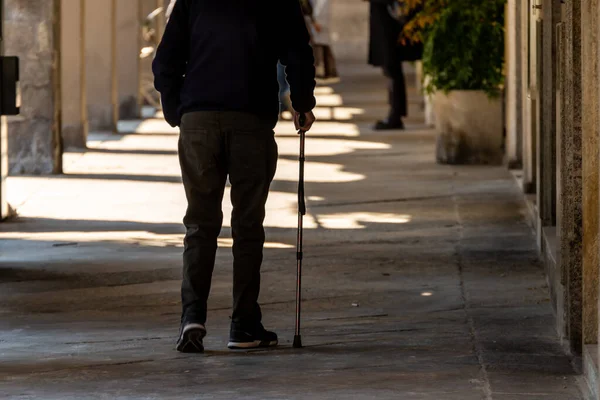 Old Man Walking Alone Cane Street — Stock Photo, Image