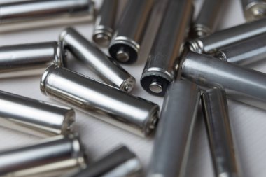 Bataryalar karanlık bir yüzeyde yan yana dizildi. Piller, enerji ve çevreye saygı. Alkali ya da şarj edilebilir piller.