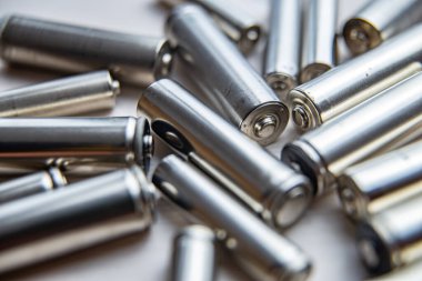 Bataryalar karanlık bir yüzeyde yan yana dizildi. Piller, enerji ve çevreye saygı. Alkali ya da şarj edilebilir piller.