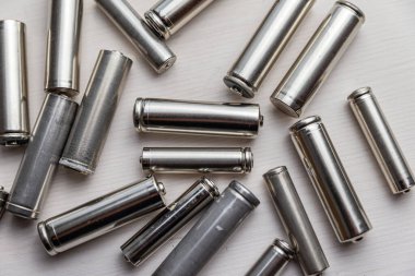 Bataryalar karanlık bir yüzeyde yan yana dizildi. Piller, enerji ve çevreye saygı. Alkali ya da şarj edilebilir piller.