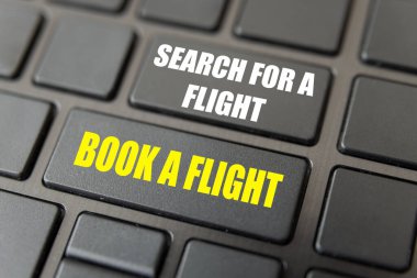 Siyah bilgisayar klavyesi, üzerinde 