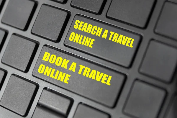 黒いコンピュータキー 黄色のテキストで オンラインで旅行を検索 オンラインで旅行を予約 英語で フライトを検索し オンラインでフライトを予約するコマンド — ストック写真