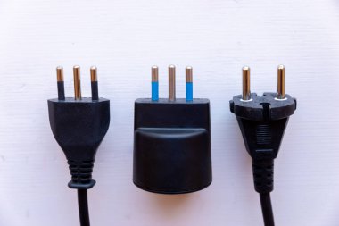 CEE 7 / 17 tipi elektrik prizi, yanında adaptör ve C tipi fiş. Avrupa 'da yaygın olarak kullanılan farklı bujiler.