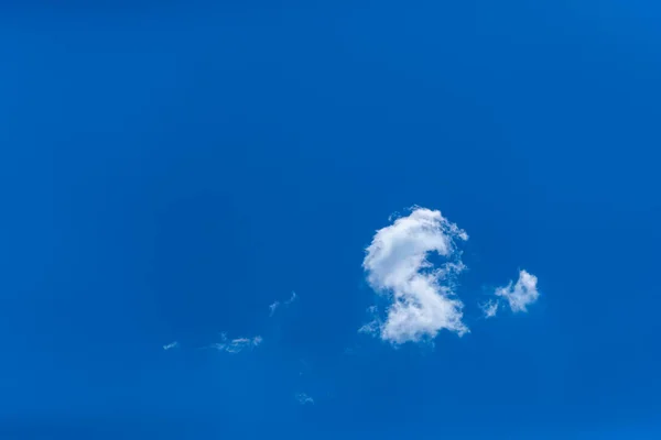 Облако Ясном Голубом Небе Ясный Летний День Дневной Свет Погодная — стоковое фото