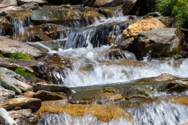Dağ kıyısı. Su bolluğu, su kaynakları tasarrufu ve kullanımı. Kuraklığın karşıtlığı. 
