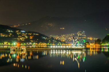 Yaşam Elektriği Anıtı ve Como dalgakıranı, bir yaz gecesinde. Como şehri..