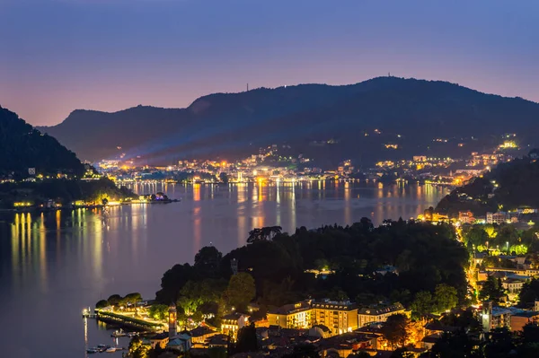 Como ve Cernobbio Gölü 'ndeki Panorama bir yaz gecesinde şehri uzaktan gözlemliyor.. 