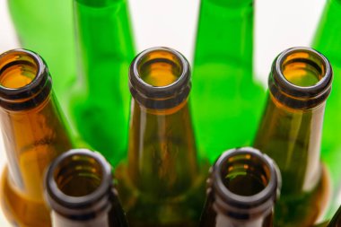 Boş şişelerin boyunları, yakından fotoğraflandı. Camı kullan ve tekrar kullan. Atık ve geri dönüşüm. 