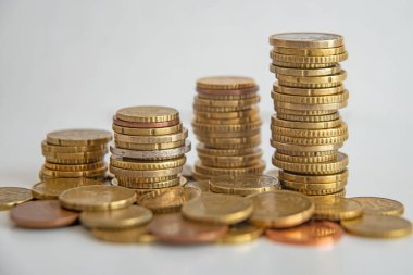 Beyaz yüzeye yerleştirilmiş avro sikkeleri. Para ve paranın değeri.