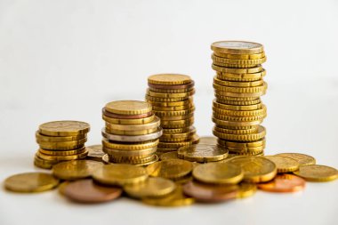 Beyaz yüzeye yerleştirilmiş avro sikkeleri. Para ve paranın değeri.