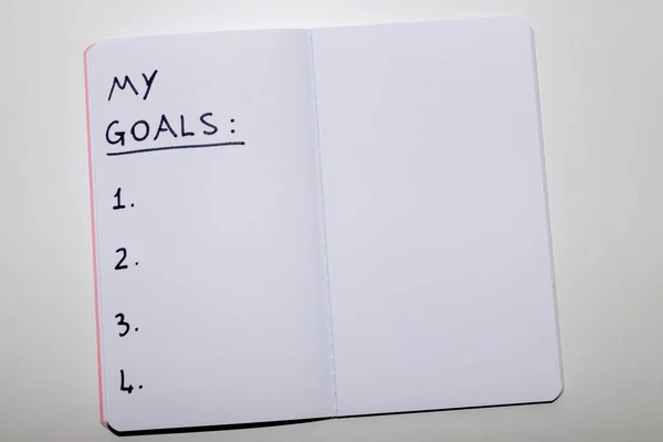 白纸上用黑色墨水标出 我的目标 的笔记本页 个人生活的目标和优先事项 — 图库照片