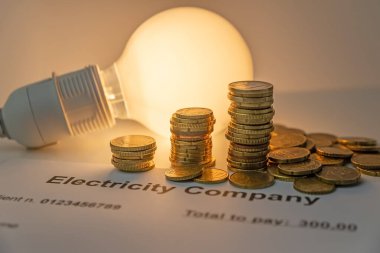 Ampul açık, banknotlar, sikkeler ve enerji faturalarıyla birlikte. Enerji ve gaz tarifelerinde artış. Verimlilik ve enerji tasarrufu.