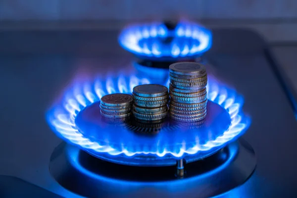 Газова Плита Освітлена Монетами Над Нею Збільшення Витрат Тарифів Газ — стокове фото