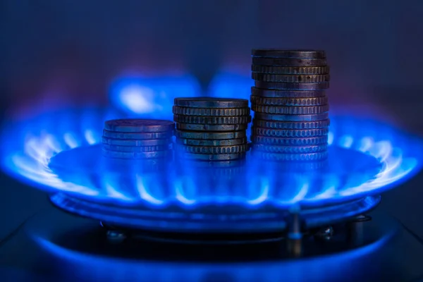 Gasspis Tänd Med Högar Mynt Ovanför Ökade Gaskostnader Och Tariffer — Stockfoto