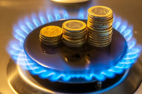 Газова Плита Освітлена Монетами Над Нею Збільшення Витрат Тарифів Газ — стокове фото