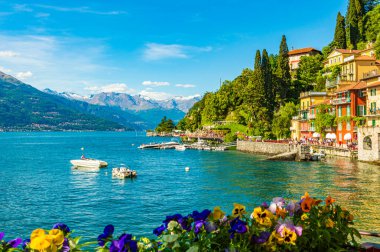 Como Gölü 'ndeki Varenna köyü, bir yaz günü fotoğraflandı.. 
