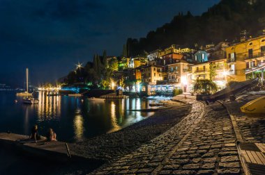 Varenna kasabası, Como Gölü 'nde, alacakaranlıkta fotoğraflandı..