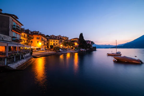 Stad Varenna Aan Het Comomeer Gefotografeerd Schemering — Stockfoto