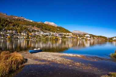 Sonbaharda St. Moritz köyü ve gölü, ağaçlar renk değiştiriyor. Motor, İsviçre.