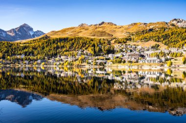 Sonbaharda St. Moritz köyü ve gölü, ağaçlar renk değiştiriyor. Motor, İsviçre.