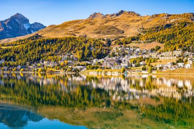 Sonbaharda St. Moritz köyü ve gölü, ağaçlar renk değiştiriyor. Motor, İsviçre.